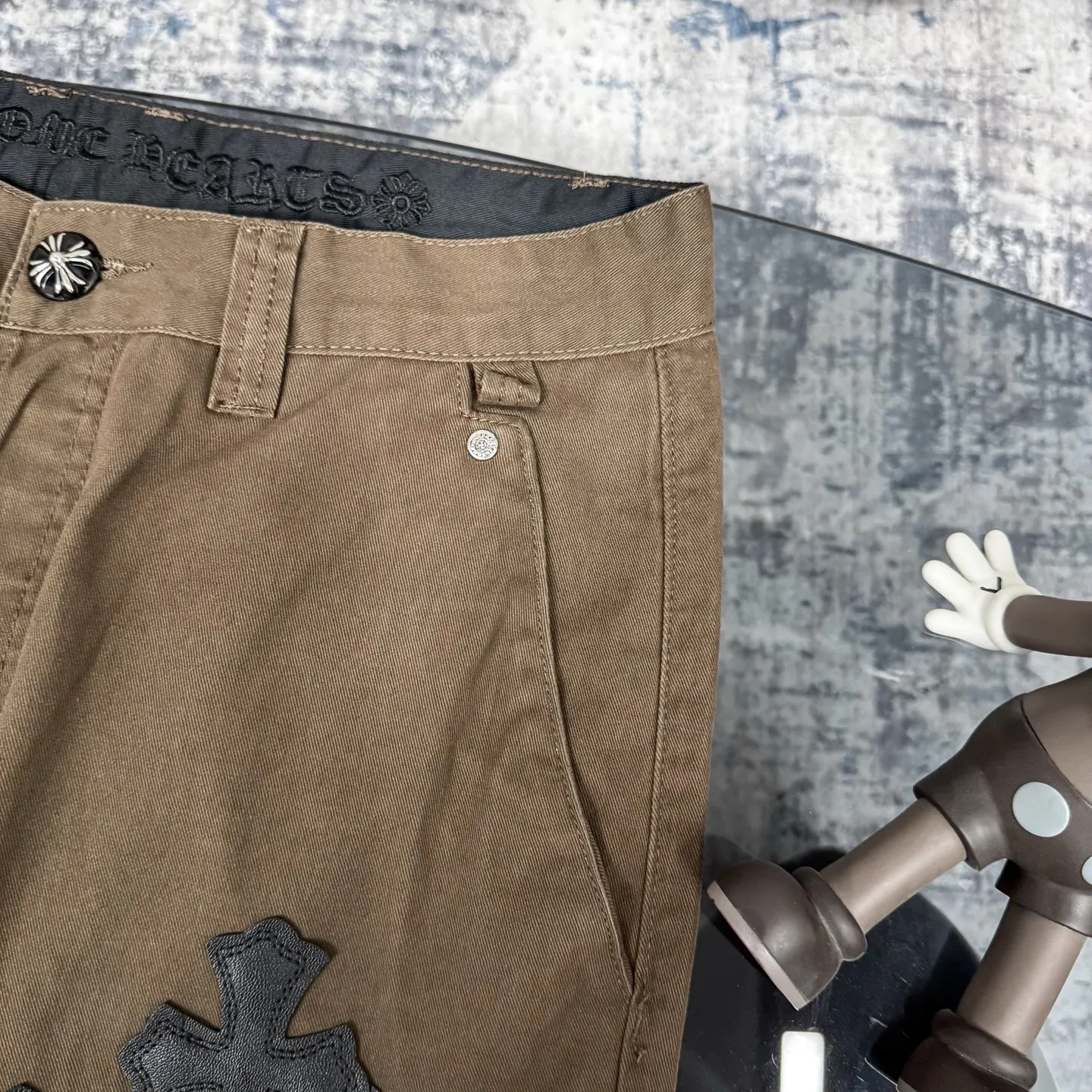 P260 Chrome Hearts/Chrome Hearts leopard print checkerboard horsehair cross patch leather jeans - Full of exploring the ultimate in fashion, Chrome Hearts' new Chrome Hearts pants cleverly integrate camouflage cross, checkerboard horsehair cross and other elements to break the traditional boundaries. The clever fusion of Mattyboy’s same style, overalls and khaki jeans brings endless matching inspiration to fashionistas.  This pair of Croxin overalls not only presents a unique retro style, but also combines comfort and sophistication with its wide-leg, loose design. The mid-high waist design matches a lazy and casual style, which not only makes the legs longer but also maintains a casual feel, it is a must-have fashion choice for trendy men and trendy women.  Brown overalls are unique in leather matching and color selection, making them the leader among overalls. Chrome Hearts' khaki cross chino casual pants have a prince-like aristocratic feel. The pants have 40 panels of leather and full texture. The W34 size is perfectly presented and has become the focus of the forefront of fashion. Whether it's for daily wear or a trendy try, these pants can bring you an excellent fashion experience.  Color: brown Size: 28 30 32 34 corresponding size s-xl